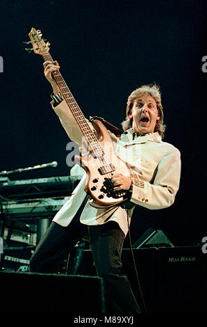 Washington DC. USA, 4. Juli 1990 Paul McCartney führt am vierten Juli Konzert in der Robert F. Kennedy Fußballstadion. Credit: Mark Reinstein/MediaPunch Stockfoto