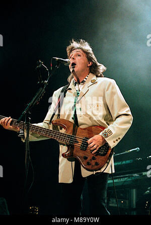 Washington DC. USA, 4. Juli 1990 Paul McCartney führt am vierten Juli Konzert in der Robert F. Kennedy Fußballstadion. Credit: Mark Reinstein/MediaPunch Stockfoto