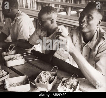 1940 Ostafrika Armee - Askari Soldaten bei einer Mahlzeit, Kenia Stockfoto