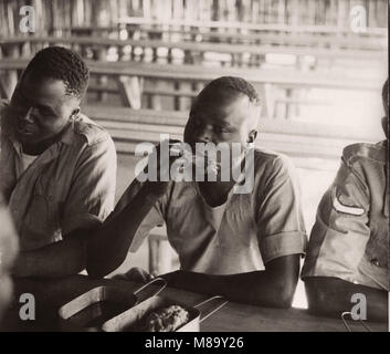 1940 Ostafrika Armee - Askari Soldaten bei einer Mahlzeit, Kenia Stockfoto