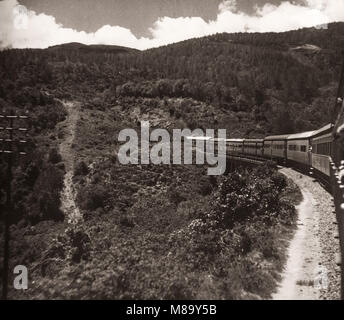 1940 East Africa - Zug absteigend die Böschung Limuru, Kenia Stockfoto