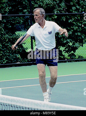 Washington DC. USA, 2. Juli 1991 Präsident George H.W. Bush spielt verdoppelt Tennis mit südkoreanischen Präsidenten Roh Tae-woo, während Präsident Woo's Besuch im Weißen Haus. Washington DC. USA, 2. Juli 1991 Präsident George H.W. Bush spielt verdoppelt Tennis mit südkoreanischen Präsidenten Roh Tae-woo, während Präsident Woo's Besuch im Weißen Haus. Credit: Mark Reinstein/MediaPunch Stockfoto