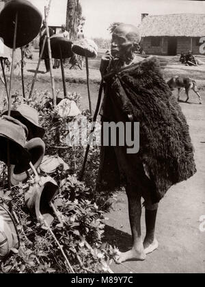 1940 East Africa - ältere Mann, der Kikuyu Kiamba finden Stockfoto