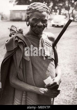 1940 East Africa - ältere Mann, der Kikuyu Kiamba finden Stockfoto