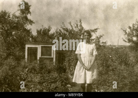 Antike c 1920 Foto, junge Frau in der Nähe des Gartens und Kaninchenstall. Quelle: original Foto. Stockfoto