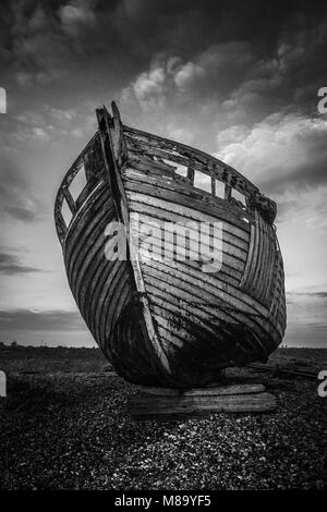 Boot links nach Zerfall auf den Strand von Dungeness, Kent, Großbritannien Stockfoto