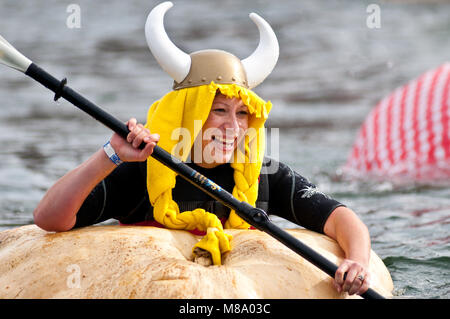 Cindy Tobeck - einen riesigen Kürbis Landwirt aus Olympia, Washington - übernimmt die personna "Helga Kürbis Viking" wie sie in ihrer ersten riesigen Paddles Stockfoto
