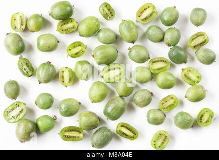 Actinidia arguta. Kiwi Beeren auf einem weißen Hintergrund. Stockfoto