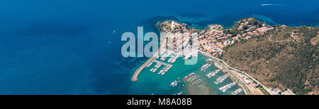 Luftbild von der schönen Stadt und den kleinen Hafen von Talamone Toskana mediterrane Küste in Italien Stockfoto