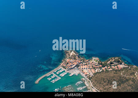 Luftbild von der schönen Stadt und den kleinen Hafen von Talamone Toskana mediterrane Küste in Italien Stockfoto
