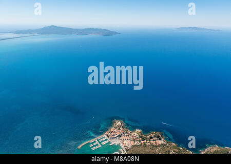 Luftbild von der schönen Stadt und den kleinen Hafen von Talamone Toskana mediterrane Küste in Italien Stockfoto