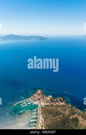 Luftbild von der schönen Stadt und den kleinen Hafen von Talamone Toskana mediterrane Küste in Italien Stockfoto