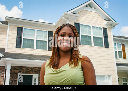 Eine junge afrikanische amerikanische Frau an ihrem neu Home gekauft Stockfoto