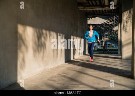 Aktiv gesund Lifestyle Mädchen tun übung Workout outdoor. Motivation zur Gewichtsabnahme, das städtische Leben. Fitness Sport und gesunde Lebensweise. Stockfoto