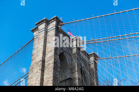 Die Brooklyn Seite Unterstützung Turm der Brooklyn Bridge, mit Amerika Flagge auf der Oberseite Stockfoto