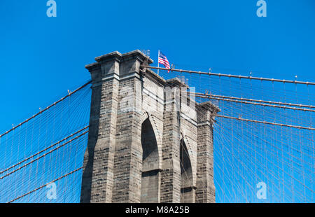 Die Brooklyn Seite Unterstützung Turm der Brooklyn Bridge, mit Amerika Flagge auf der Oberseite Stockfoto