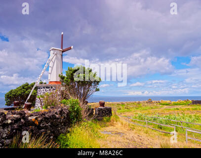 Traditionelle Windmühle in Manadas, Sao Jorge Island, Azoren, Portugal Stockfoto