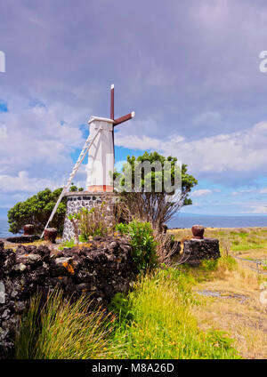 Traditionelle Windmühle in Manadas, Sao Jorge Island, Azoren, Portugal Stockfoto