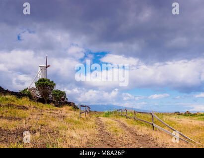 Traditionelle Windmühle in Manadas, Sao Jorge Island, Azoren, Portugal Stockfoto