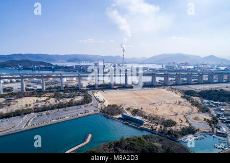 Große Seto Bridge View von shami Nakanda Strand, Sakaide Stadt in der Präfektur Kagawa in Japan. Stockfoto