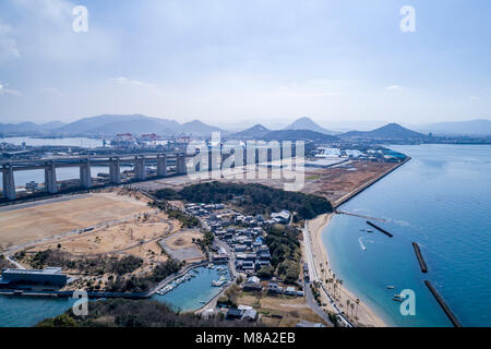 Große Seto Bridge View von shami Nakanda Strand, Sakaide Stadt in der Präfektur Kagawa in Japan. Stockfoto