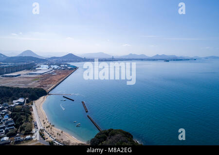 Luftaufnahme von Seto Binnenmeer, Ansicht von shami Nakanda Strand, Sakaide Stadt in der Präfektur Kagawa in Japan. Stockfoto