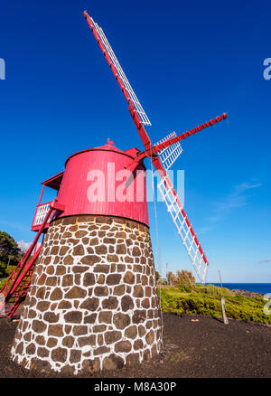 Traditionelle Windmühle in Ponta Rasa in der Nähe von Sao Joao, der Insel Pico, Azoren, Portugal Stockfoto