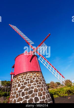 Traditionelle Windmühle in Ponta Rasa in der Nähe von Sao Joao, der Insel Pico, Azoren, Portugal Stockfoto