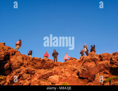 Die Menschen auf den Berg Pico bei Sonnenaufgang, Insel Pico, Azoren, Portugal Stockfoto