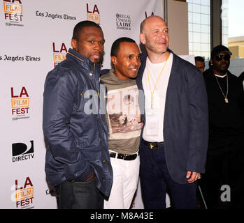 (L - R) Executive Producer Curtis '50 Cent' Jackson, Boxer Sugar Ray Leonard und Executive Producer Lou DiBella nehmen an der 'Tapia 'Premiere während der 2013 Los Angeles Film Festival am Regal Cinemas L.A. Live, die am 19. Juni 2013 in Los Angeles, Kalifornien. Stockfoto