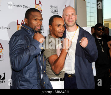 (L - R) Executive Producer Curtis '50 Cent' Jackson, Boxer Sugar Ray Leonard und Executive Producer Lou DiBella nehmen an der 'Tapia 'Premiere während der 2013 Los Angeles Film Festival am Regal Cinemas L.A. Live, die am 19. Juni 2013 in Los Angeles, Kalifornien. Stockfoto