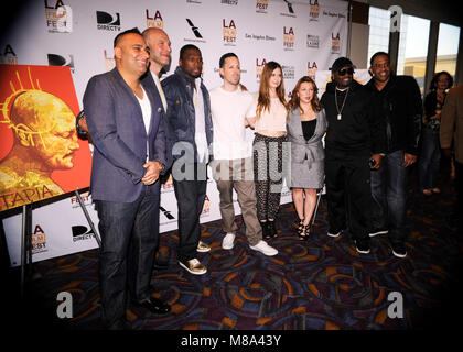 (L - R) Schauspieler Russell Peters, Executive Producer Lou DiBella, 50 Executive Producer Curtis "Cent" Jackson, Direktor Eddie Alcazar, Produzent Andrea Monier, Theresa Tapia, singer/songwriter Johnny Gill, Schauspieler Ruben Paul nehmen an der 'Tapia 'Premiere während der 2013 Los Angeles Film Festival am Regal Cinemas L.A. Live, die am 19. Juni 2013 in Los Angeles, Kalifornien. Stockfoto