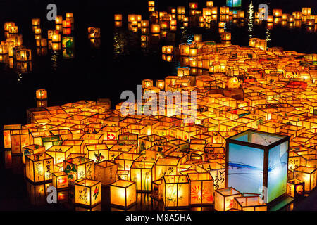 Schwimmende Laternen in Hyakumangoku Festival, Präfektur Ishikawa, Japan Stockfoto