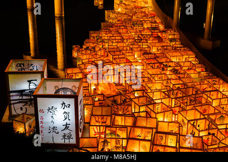 Schwimmende Laternen in Hyakumangoku Festival, Präfektur Ishikawa, Japan Stockfoto