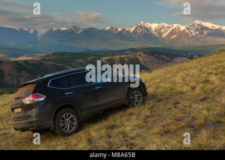 Crossover Nissan X-Trail auf einem Hang in Kurai Steppe vor dem Hintergrund des Nordens Chuy ridge in der Morgendämmerung. Stockfoto