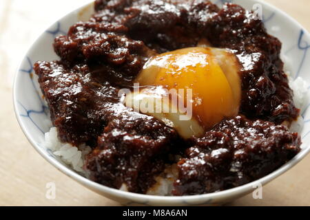 Miso Katsu Don (Schweinekotelett Schüssel mit Miso) Stockfoto