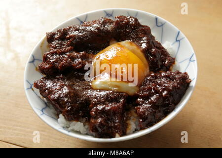 Miso Katsu Don (Schweinekotelett Schüssel mit Miso) Stockfoto