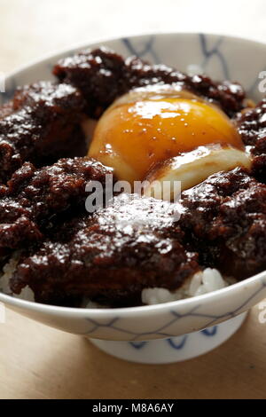 Miso Katsu Don (Schweinekotelett Schüssel mit Miso) Stockfoto