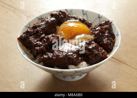 Miso Katsu Don (Schweinekotelett Schüssel mit Miso) Stockfoto