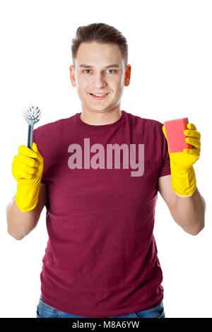 Junger Mann tragen gelbe Handschuhe und Holding Reinigungsmittel, Haushälterin Stockfoto
