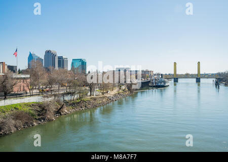 Sacramento, FEB 21: Nachmittag Blick auf Skyline mit Sacramento Sacramento River am 21.Februar, 2018 in Sacramento, Kalifornien Stockfoto