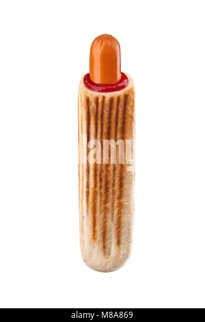 Hot Dog mit Ketchup am weißen Hintergrund isoliert Stockfoto