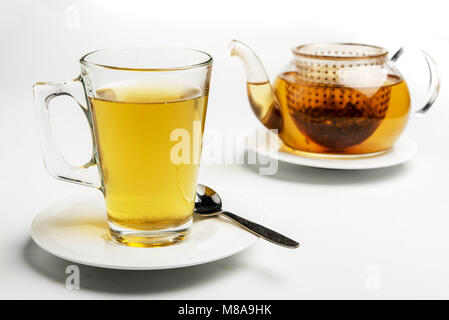 Glas Kaffee und Teekanne. Den Teebeutel kann in den Topf gesehen werden. Stockfoto