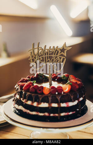 Happy Birthday Schild auf Schokolade Kuchen Stockfoto