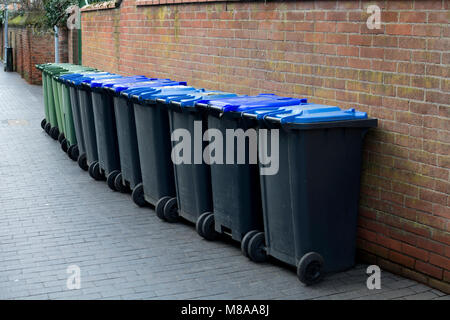 Eine Reihe von inländischen Abfallbehälter in einem Street, Stratford-upon-Avon, Großbritannien Stockfoto