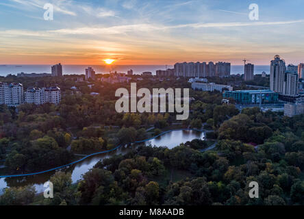 Luftaufnahme des Victory Park in Odessa an sunsrise. Schuss in Richtung Schwarzes Meer und Arkadia im Herbst suchen Stockfoto