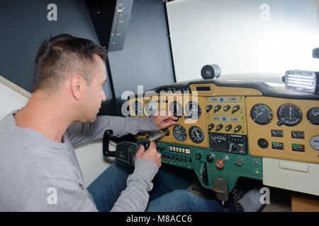 Mann in Flugzeuge Simulator Stockfoto