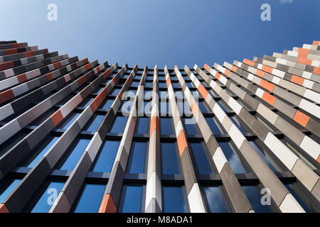 Prag, tschechische Republik - 18. MÄRZ 2012: Brise soleil Leistungsschalter auf den Punkt Karlin Bürogebäude am 18. März 2012 in Prag, Tschechische Republik. Stockfoto