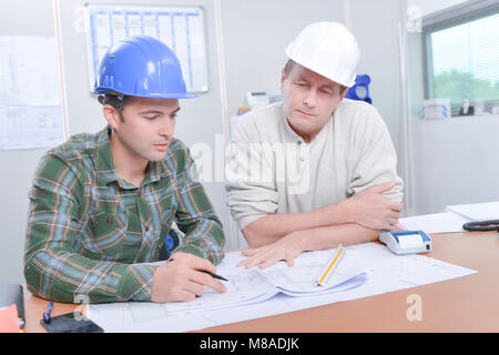 Zwei Arbeiter Dokumente prüfen Stockfoto