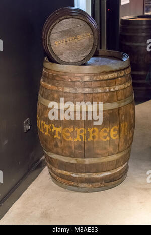 LEAVESDEN, UK - 24. FEBRUAR 2018: Butterbier kegs Anzeige an der Herstellung von Harry Potter Tour bei Warner Bros Studios in Leavesden, Großbritannien Stockfoto